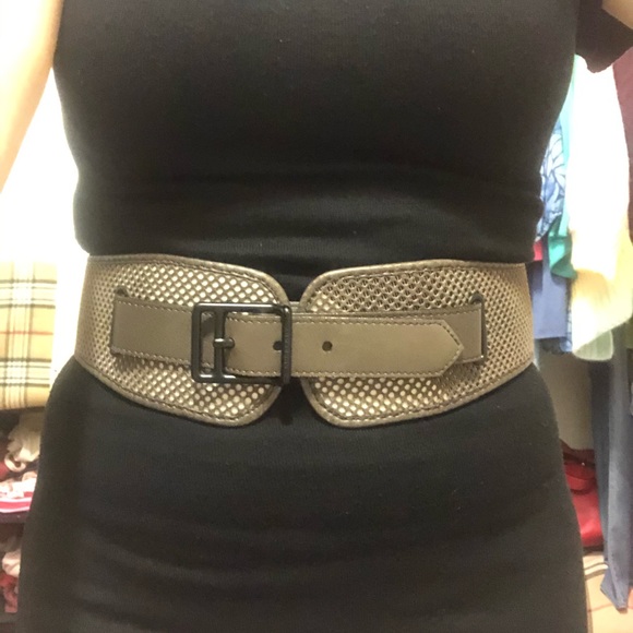 An authentic Burberry belt, statement pice flatters any style you add it to - Picture 3 of 10